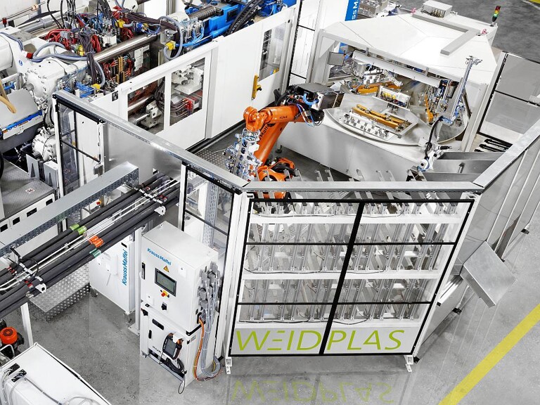 Blick in die Automation: Dank des vollautomatisierten Prozesses ist eine durchgehend hohe Qualität der fertigen Bauteile garantiert. (Foto: Krauss Maffei)