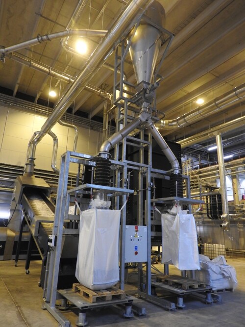Zuleitung der behandelten Flakes, Aufnahme in Big-Bags zur Weiterbeförderung an die Extrusion. (Foto: B+B Anlagenbau)