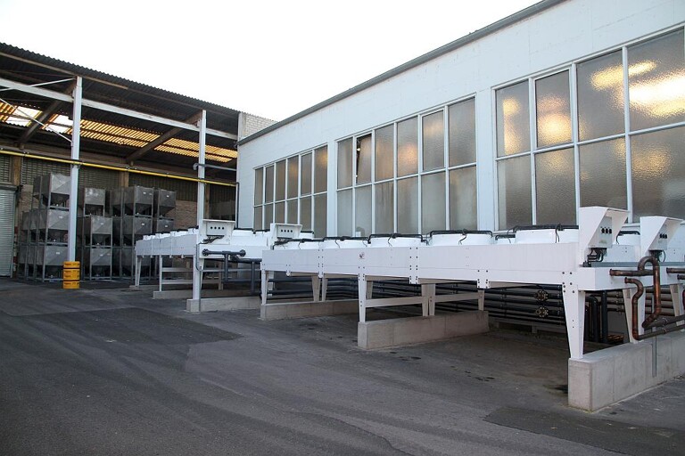 Bei der Split-Kälteanlage sind die Kältemittel-Verflüssiger im Außenbereich installiert. Freikühler nutzen in der kühlen Jahreszeit die Umgebungskälte – das spart Energie. (Foto: L&R Kältetechnik)