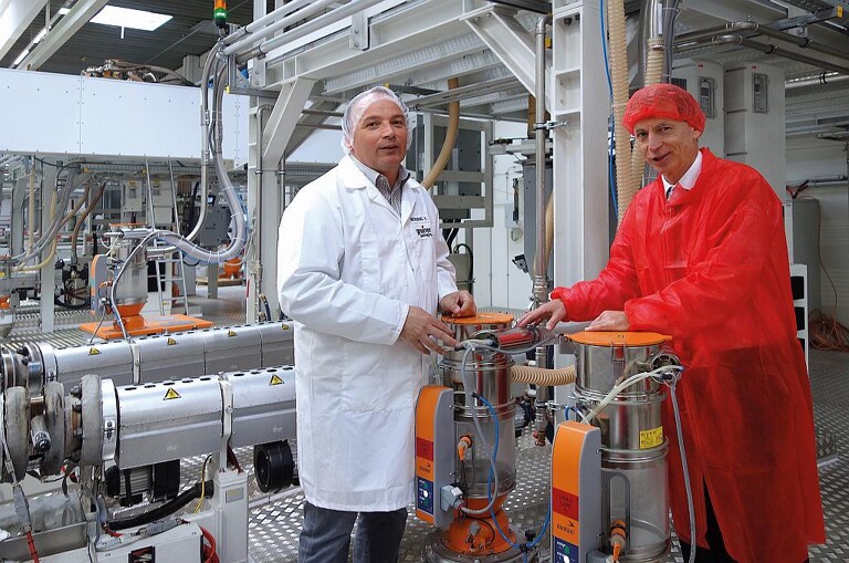 Helmut Reckziegel, Leiter der Business Unit Capsules innerhalb der Greiner Packaging und Horst Bar, der verantwortliche Projektleiter bei der Luger GesmbH blicken auf eine mehr als 40-jährige Zusammenarbeit mit Motan zurück. (Foto: Motan)