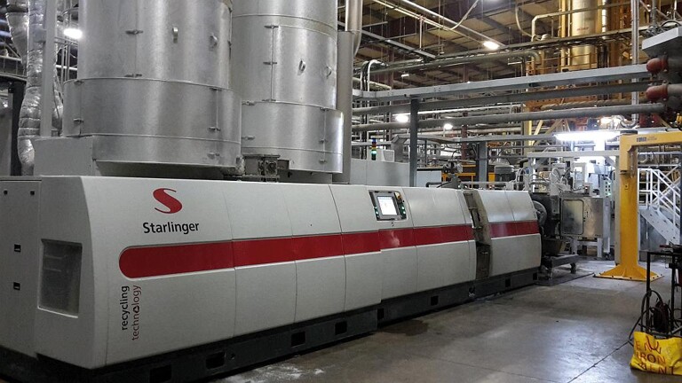 Die Starlinger recoSTAR PET165 HC iV+ recycling line hat eine Ausstoßkapazität von 1.900 kg/h. (Foto: Starlinger)
