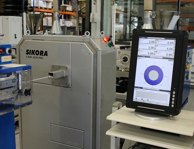 Das Sikora-Röntgenmesssystem X-Ray 6000 misst sämtliche Schlauchparameter. Am Monitor des Prozessorsystems Ecocontrol 6000 werden die Produktdaten visualisiert. (Foto: Sikora)