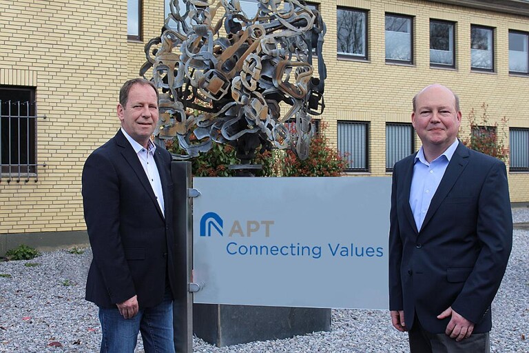 Gute Zusammenarbeit zwischen APT und Sikora: Peter Hügen, Sikora-Vertriebsingenieur (l.) und Erich Kipping, APT-Geschäftsführer (r.). (Foto: Sikora)