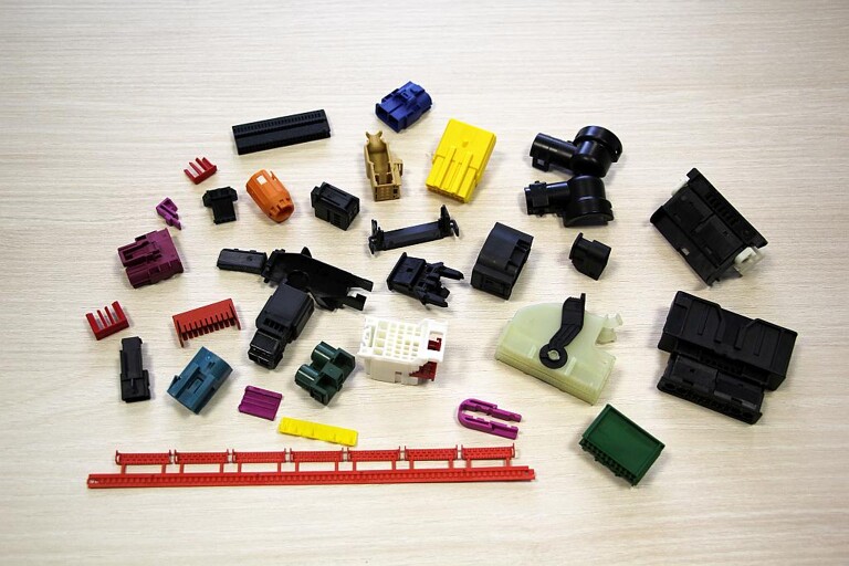 Auszug aus dem breiten Spektrum an bei PWF gefertigten Kleinteilen. (Foto: Wittmann Battenfeld)
