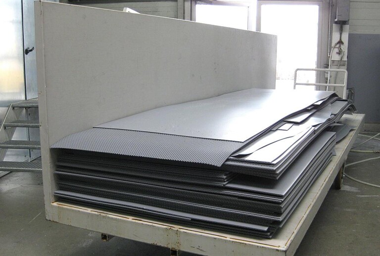 Die bis zu 5.000 x 1.400 mm großen und bis zu 11 mm dicken PP-Plattenreste werden auf langen Transportwagen zur neuen Aufbereitungsanlage von Infinex gefahren. (Foto: Stöcker)