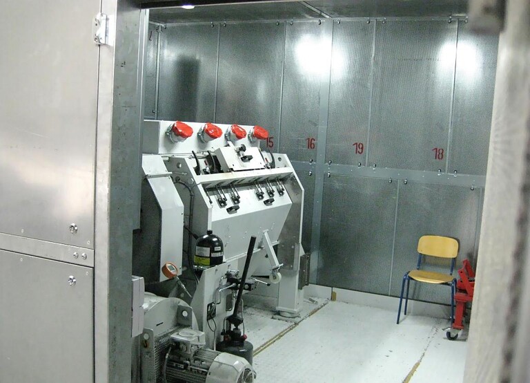 Mühle in der Schallschutzkabine: Das Zerkleinern der PP-Reste in extrudierfähige Partikel erledigt eine RotoSchneider RS 6015von Getecha. (Foto: Stöcker)