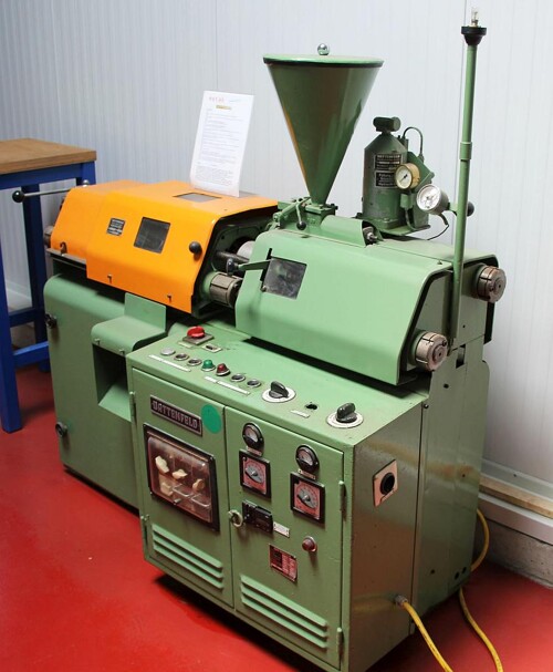 Battenfeld-Maschine aus dem Jahr 1968 – heute nur noch mit Museumswert. (Foto: Wittmann Battenfeld)