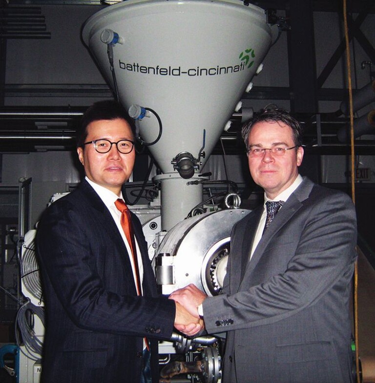 Dan Koh, CEO und President, NOX Corporation und Michael Roth, Vertriebsleiter battenfeld-cincinnati vor dem Planetwalzenextruder im neuen Werk in den USA (Foto: battenfeld-cincinnati)