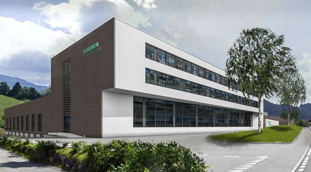 Das neue Produktionsgebäude der B. Braun Medical AG in Escholzmatt/Schweiz ist ein Musterbeispiel für Nachhaltige Industriebauplanung. Der funktionale Baukörper fügt sich harmonisch in die voralpine Landschaft ein (Foto: IE Plast Engineering).