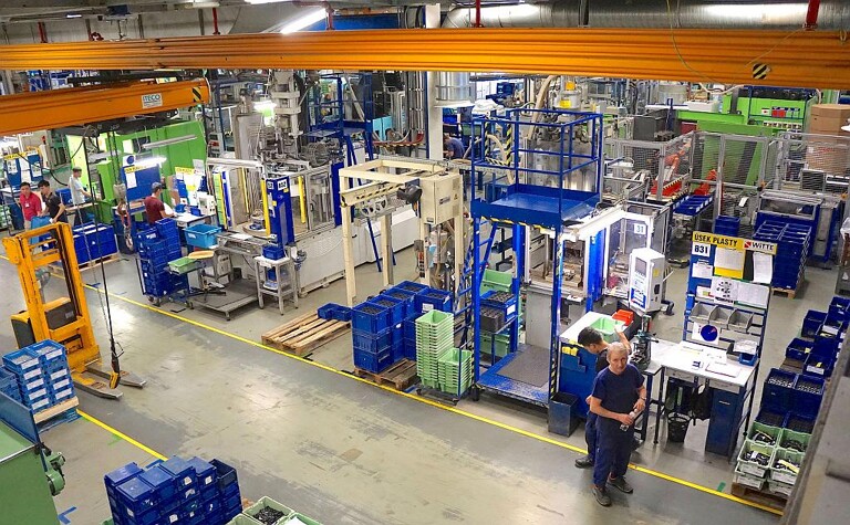 In der Spritzgießfertigung von Witte Nejdek produzieren 400 Personen im 4-Schichtbetrieb auf aktuell 51 Spritzgießmaschinen kleine bis mittelgroße Komponenten für Pkw-Schließsysteme, viele davon auf Vertikalmaschinen. (Foto: Reinhard Bauer)