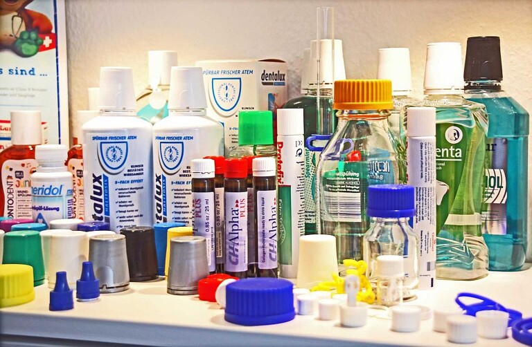 Für Flaschen oder Tuben im Lebensmittel-, Hygiene- und Pharmabereich kommen Verschlüsse in unzähligen Form- und Farbvarianten zum Einsatz. (Foto: Klaus Vollrath)