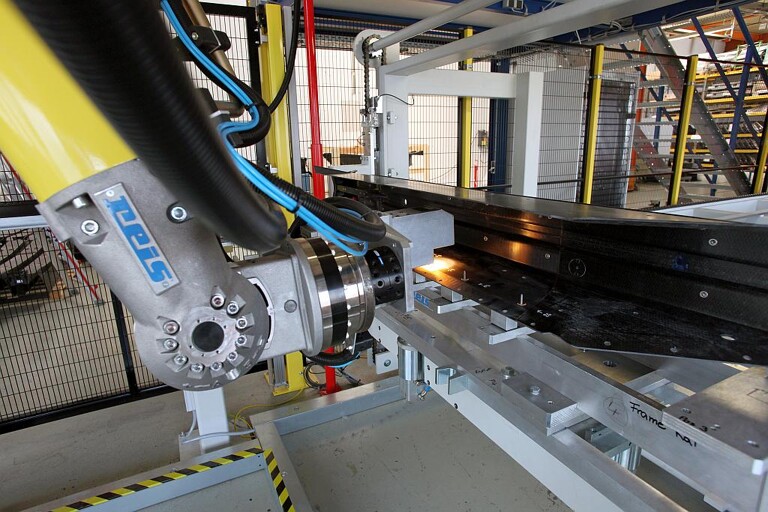 Roboter im Arbeitsprozess „Bolzen kleben“, Bauteil wird an der Bolzenposition erwärmt. (Foto: Reis)