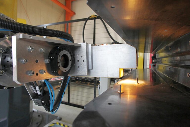 Roboterwerkzeug mit einem Setzsystem der Stanley Engineered Fastening – Tucker GmbH, im Arbeitsprozess „Bolzen kleben“. (Foto: Reis)