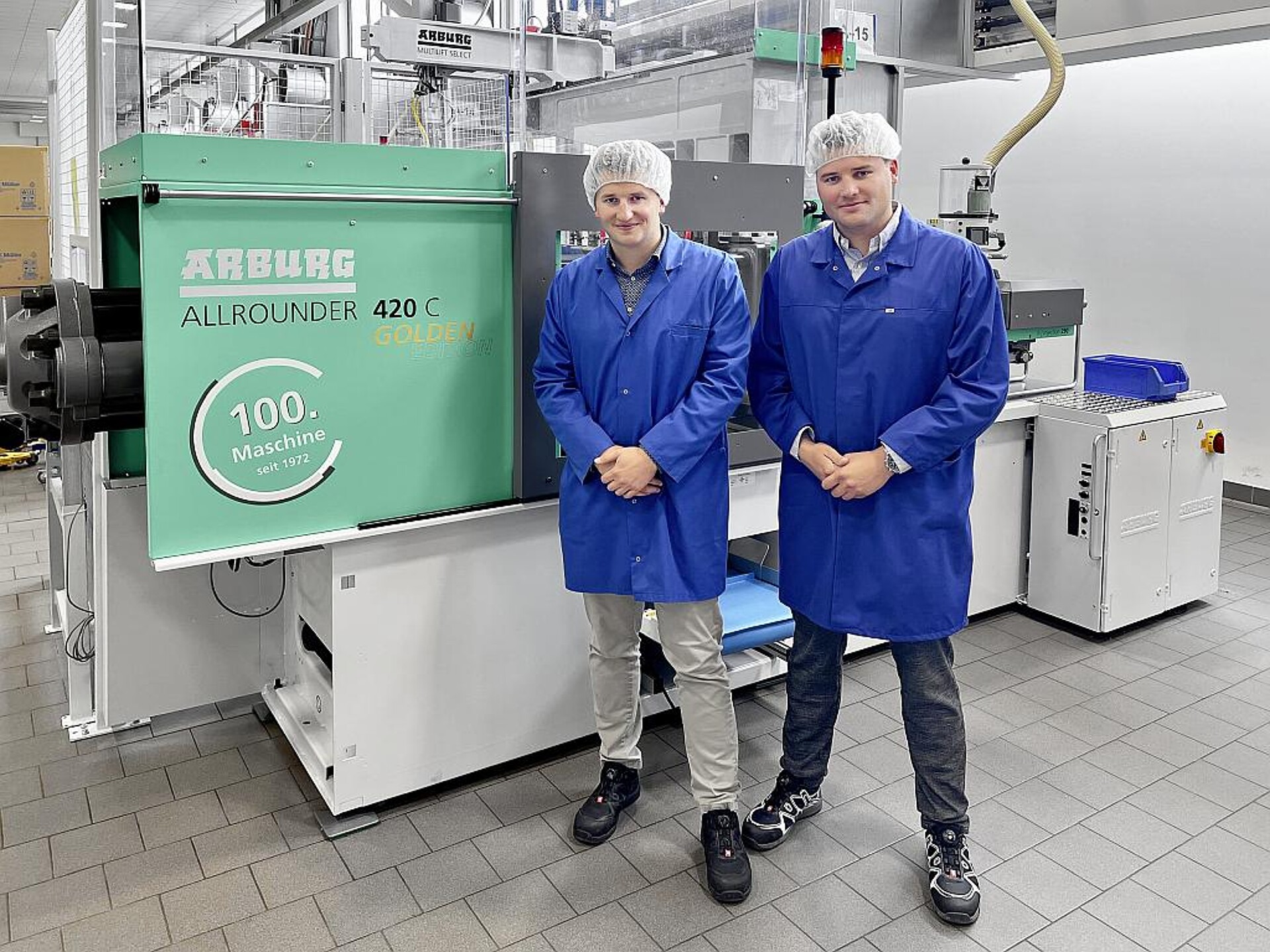 Justus (l.) und Philipp Müller aus der Geschäftsleitung von H&K Müller freuen sich über das Jubiläum: Die 100ste Arburg-Maschine ist ein Allrounder 420 C Golden Edition. (Foto: H&K Müller)