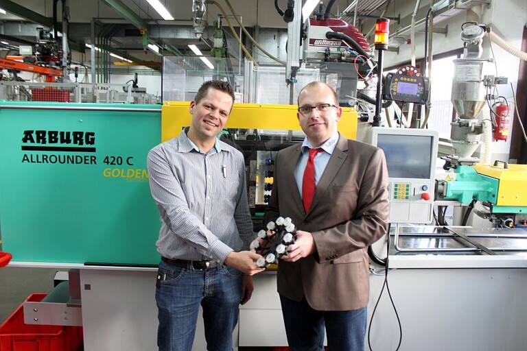 Bild 8: Tobias Klinkhammer von Theo Hillers (l.) und Sascha Fendel von ASS präsentieren die fertige Roboterhand. (Foto: ASS)