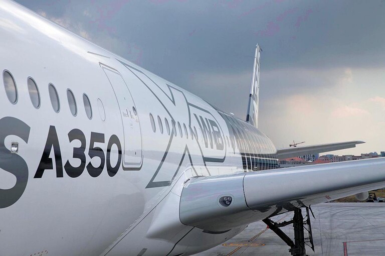 Wie beim A380 wurden die Fensterrahmen des A350 ursprünglich aus Aluminium gefertigt, aus Gewichtsgründen sollte das Material aber durch den besonders leichten und stabilen Faserverbund-Kunststoff ersetzt werden. (Foto: Airbus)