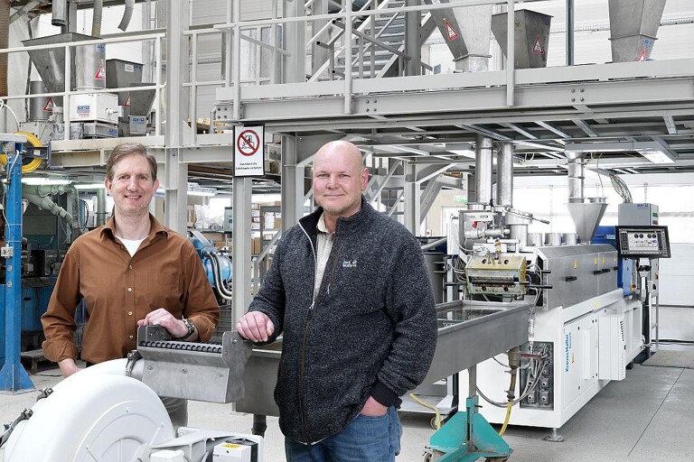 Helmut Nägele (l.) und Jürgen Pfitzer (r.), Geschäftsführer der Tecnaro GmbH, produzieren mit dem neuen Zweischneckenextruder ZE Basic zukunftsfähige Biokunststoffe. (Foto: KraussMaffei Berstorff)