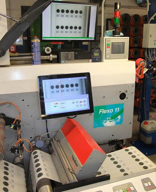 Mit TubeScan-Systemen stellt die Barthel Gruppe heute in mehreren Konfektionier- und Druckmaschinen sicher, dass keine fehlerhaften Etiketten zu den Kunden vordringen. (Foto: BST eltromat)