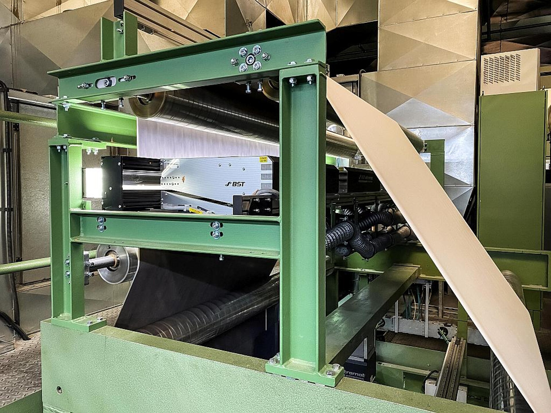 Um Platz für das System in der bestehenden Druckmaschine zu schaffen, wurde eine Stahlkonstruktion entwickelt, in die die Kameras mit zusätzlichen Umlenkwalzen integriert sind. (Foto: Schattdecor)