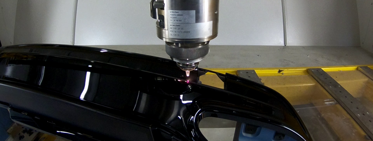 Einbringen der Aussparungen für Abstandssensoren und Zierleisten mittels CO2-Laser. (Foto: Coherent)