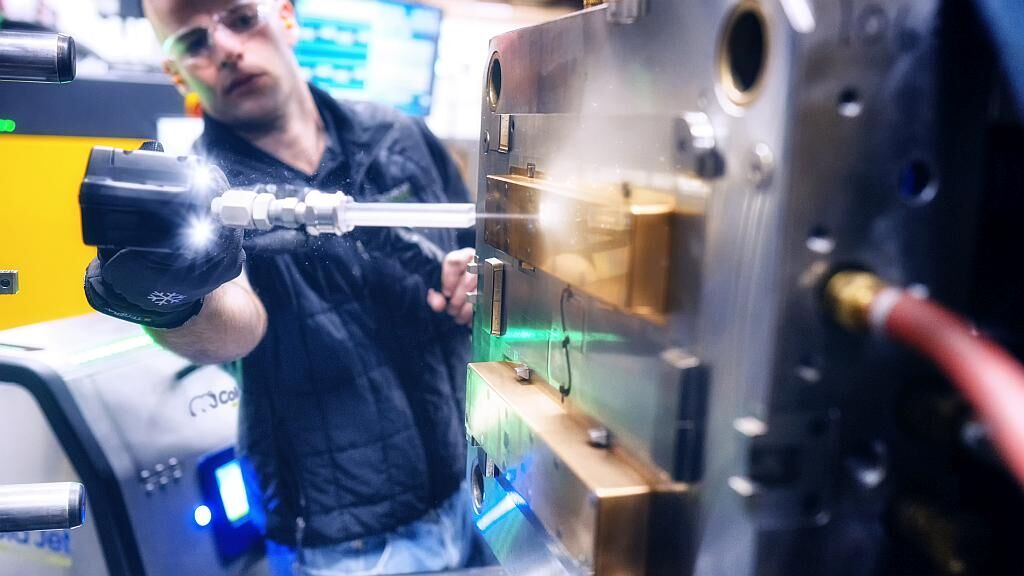 Trockeneisreinigung einer Spritzgießform mit der i3 MicroClean 2. (Foto: Cold-Jet)