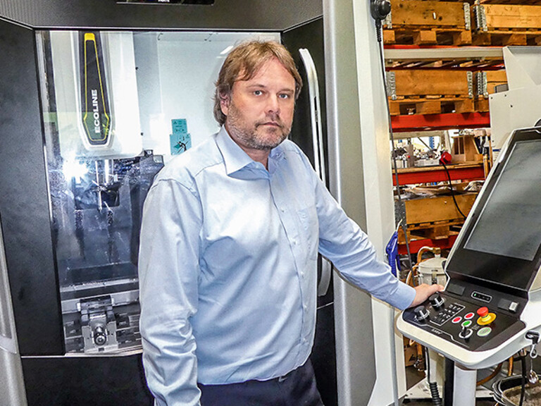 Geschäftsführer Michael Hass ist zufrieden: Fünf Werkzeugmacher beschäftigt der Betrieb, die mit vier CNC-Bearbeitungsstationen und je einer Draht- und Senkerodiermaschine die Formen bauen. (Foto: Sumitomo (SHI) Demag)