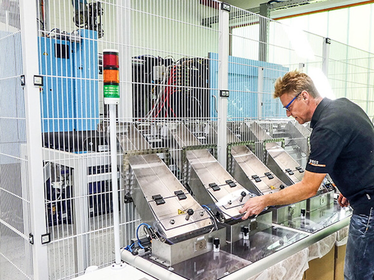 Produktionsmanager Thomas Wenzel wirft einen Blick auf seine Produkte. Kavitätenabhängig fördert die Automatisierung die Verpackungen in den korrespondierenden Behälter. (Foto: Sumitomo (SHI) Demag)