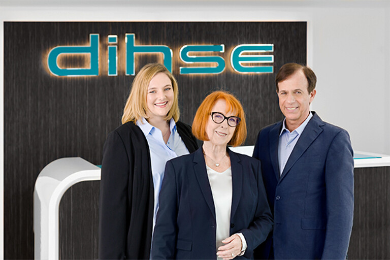 v.l.n.r.: Cindy Dihse-Hypko (stellv. Geschäftsführerin), Katharina Dihse-Hypko (geschäftsführende Gesellschafterin), Peter Schmitt (Prokurist & Betriebsleiter). (Foto: Sumitomo (SHI) Demag)