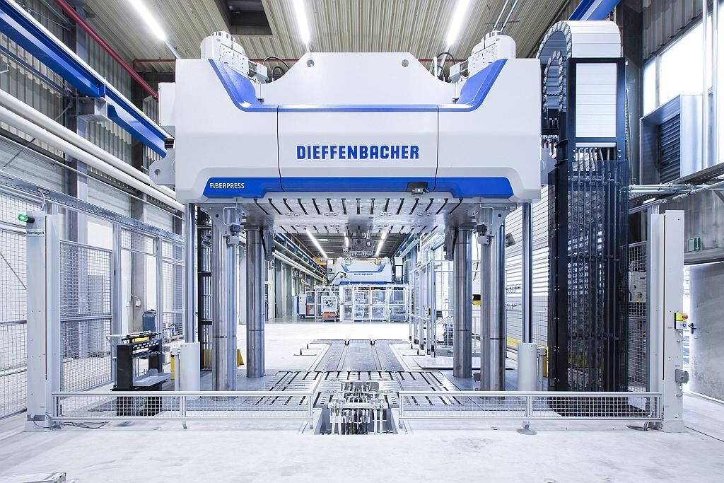 In die Anlage ist eine hydraulische Presse aus der Fiberpress-Serie integriert. (Foto: Dieffenbacher)