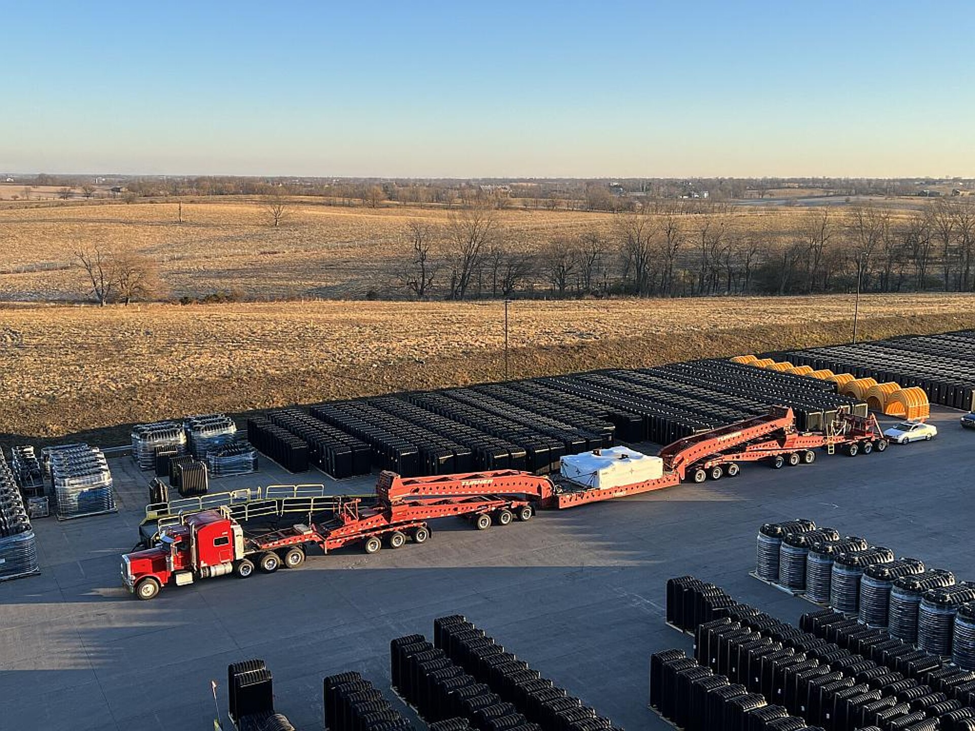 Für viele der Maschinenkomponenten wurden Spezialtransporter benötigt. Das Bild zeigt eine der 117 Tonnen schweren festen Aufspannplatten bei der Ankunft im Infiltrator Werk in Kentucky. (Foto: Engel)