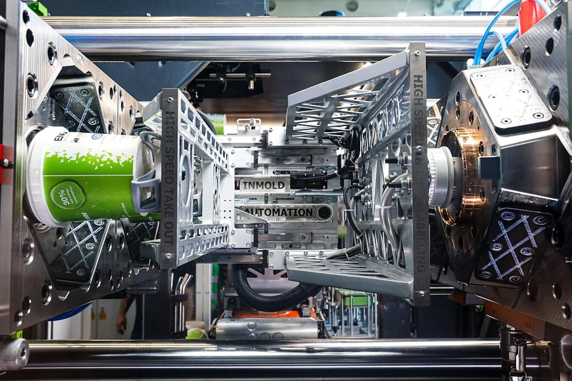 Das Zweifach-Werkzeug und die Automationslösung von Inmold komplettieren die Highperformance-Anlage. (Foto: Engel)