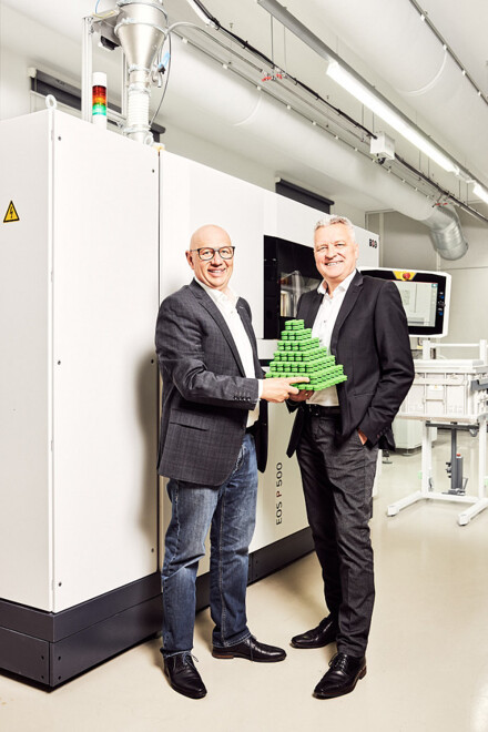 Die Geschäftsführer und Gründer von 1zu1, Hannes Hämmerle (l.) und Wolfgang Humml (r.) vor dem EOS P 500 System. (Foto: 1zu1/Darko Todorovic)