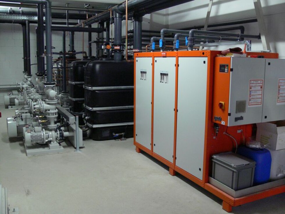 Das Kühlanlagenkonzept bei der Polifilm GmbH umfasst eine individuell angepasste Konfiguration mit drei Rückkühlanlagen mit einer Gesamtkühlleistung von 2.800 kW bei einer Kaltwassertemperatur von 10 °C bzw. 12 °C (Foto: gwk).