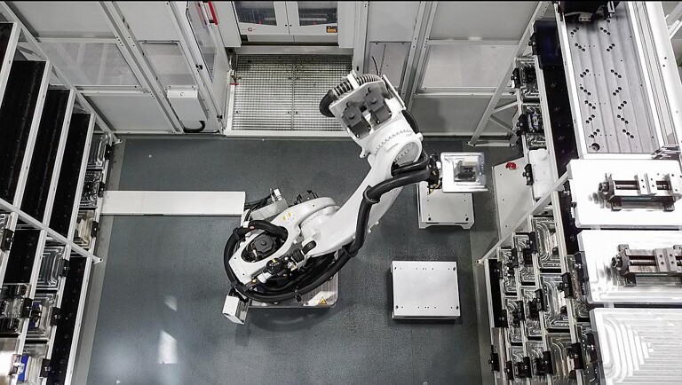Das RS-2-Robotersystem überzeugt durch seine Flexibilität – er handhabt sowohl Paletten als auch einzelne Werkstücke. (Foto: Hermle)