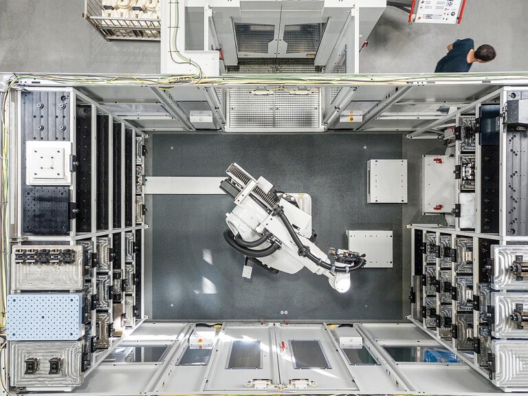Der Blick in die Roboterzelle zeigt, wo eine zweite Hermle-Maschine stehen könnte, sollte faigle Industrieplast die Kapazität erweitern wollen. (Foto: Hermle)