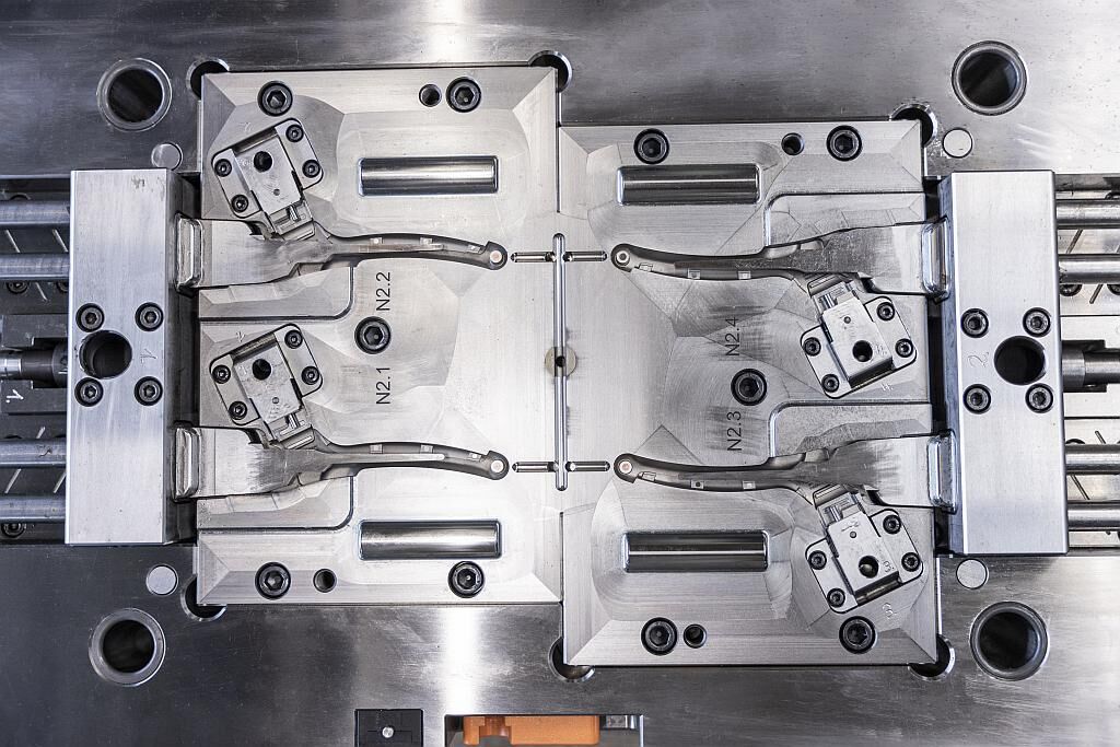 Formkern und Hohlraum formen später Griffstücke für Gartenscheren in kurzen Taktzeiten. (Foto: S&S)