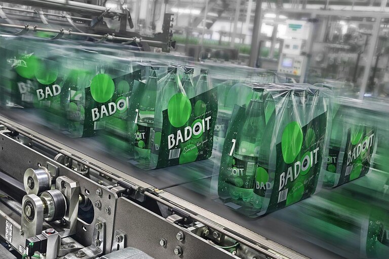 Dank des Schrumpffolienpackers kann Badoit eine deutlich reduzierte Foliendicke verarbeiten. Zudem erreicht die Maschine eine optimale Folienbreite per Pack. (Foto: KHS)