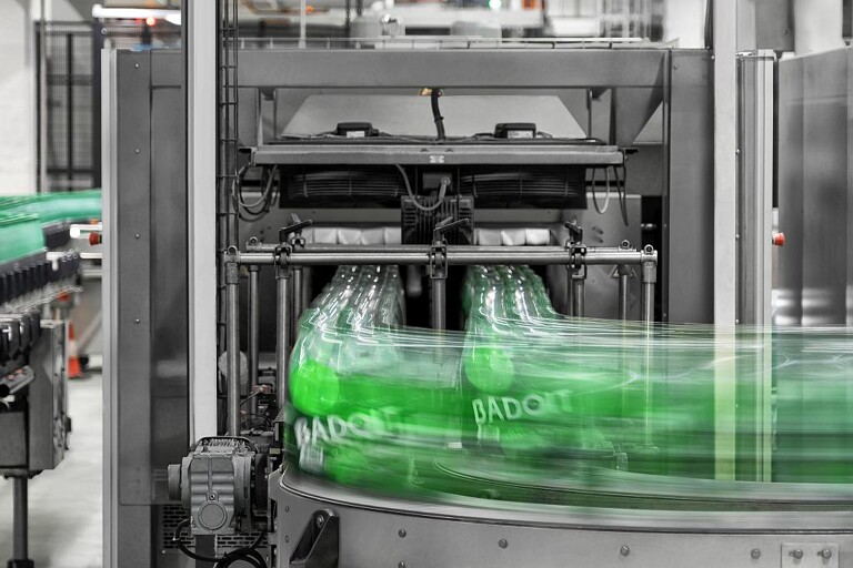 Auf dem weiterentwickelten Schrumpfpacker können auf zwei Bahnen insgesamt bis zu 37.000 Flaschen pro Stunde zu Sechserpacks verarbeitet werden. (Foto: KHS)