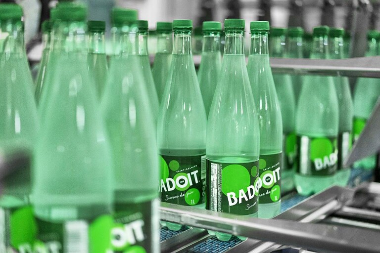 Die langhalsige Flaschenform war eine Herausforderung für das KHS-Expertenteam. Trotzdem gelang es, ein in allen Aspekten herausragendes Ergebnis bei der Packqualität zu erzielen. (Foto: KHS)