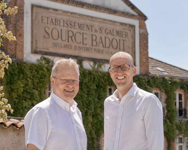 Zufrieden in jeder Hinsicht: Christopher Stuhlmann, Executive Vice President Produktdivision Linie bei KHS, und Etienne Marie, Werksleiter bei Badoit. (Foto: KHS)