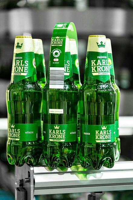 Die Marke Karlskrone der belgischen Brauerei Martens wird ab sofort als Sixpack im folienfreien KHS Nature MultiPackTM angeboten – in neu gestalteten 0,5-Liter-PET-Flaschen aus 100 % Rezyklat. (Foto: KHS)