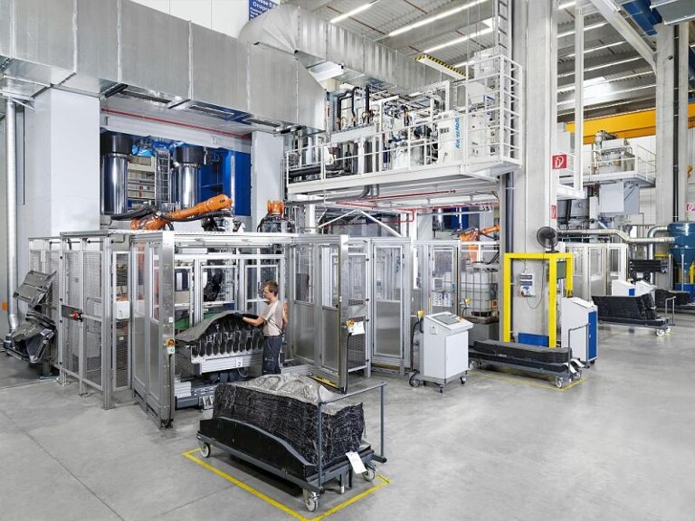  Serienreif: Mit der HD-RTM-Maschine von Krauss Maffei produziert Fritzmeier carbonfaserverstärkte Bauteile unter anderem für die Karosserie des BMW i3. (Foto: Krauss Maffei)