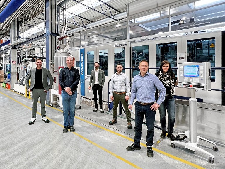 Mitarbeiter von Techniplas und KraussMaffei freuen sich über die erfolgreiche Inbetriebnahme der MXW 1000 ColorForm für die Produktion von Smartbars für die Automotivebranche. (Foto: KraussMaffei)