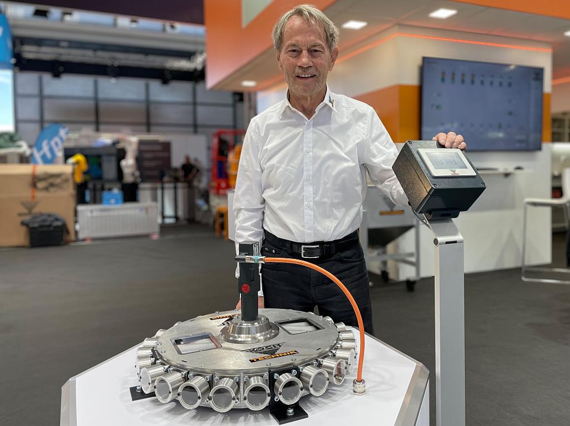 Werner Koch präsentiert den neuen patentierten Materialverteiler Pilot. (Foto: K-PROFI)