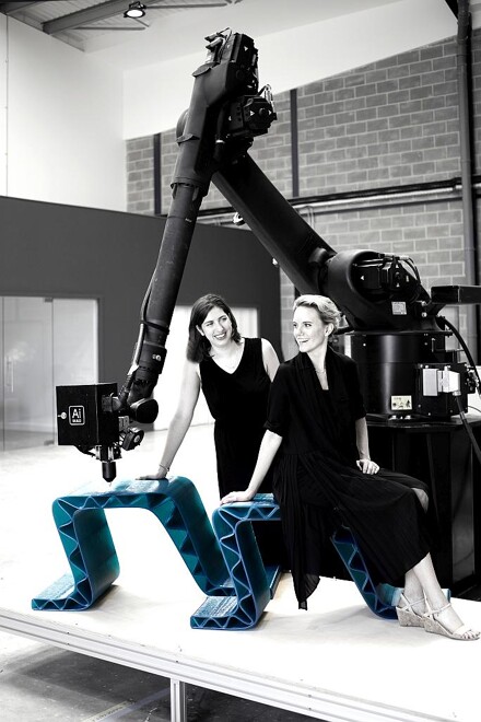 Die Designerinnen Lisa Hinderdael und Sofia Hagen vor dem KR Quantec, mit dem die größeren Twine Elemente gedruckt wurden. (Foto: HagenHinderdael)