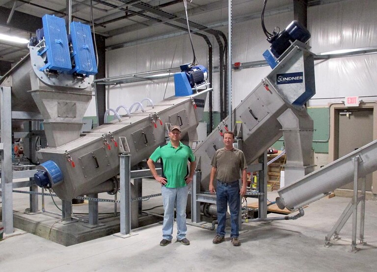 In ihrer auf hohe Durchsätze ausgelegten Kunststoff-Recyclinganlage in Tipton (USA) haben Scott (l.) und Jeremy Rogers (r.), Geschäftsführer von Cedar Poly, kürzlich eine modulare Kunststoff-Waschanlage von Lindner washTech in Betrieb genommen. (Foto: Lindner)