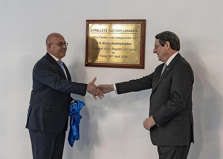 Christos Poullaides (l.), Vorsitzender von PCC, und der zypriotische Präsident Nikos Anastasiadis (r.) bei der Eröffnung der ersten Turn-Key Kunststoff-Recyclinganlage auf Zypern. (Foto: Lindner)