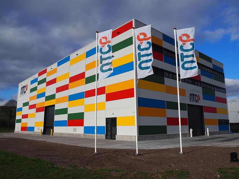Das farbenfrohe Gebäude des NTCP - das erste unabhängige Testzentrum für Kunststoffrecycling in Europa mit hochindustriellen Recyclinganlagen. (Foto: NTCP)