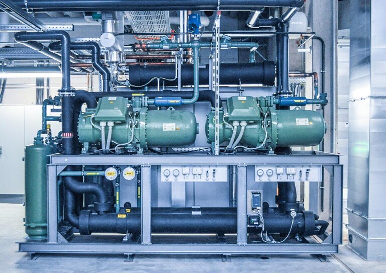 L&R projektierte für Spies insgesamt vier 300 kW-Kälteanlagen der Serie Ecopro 2.0 für die Werkzeug- und eine 470 kW-Anlage für die Hydraulikkühlung. Alle Anlagen sind mit dem HFO-Blend R 513 A befüllt. (Foto: L&R)