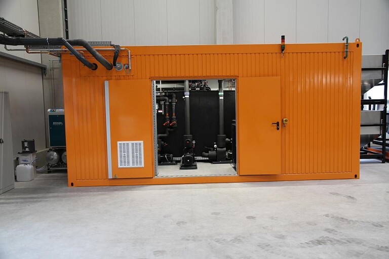 Die Kältetechnik zur Badkühlung wurde in einem Container untergebracht und anschlussfertig angeliefert. (Foto: L&R Kältetechnik)